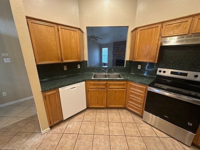 Building Photo - AVAILABLE NOW!!