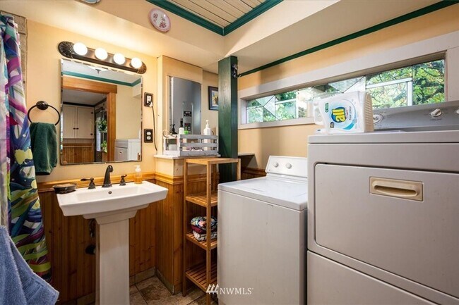 Building Photo - 3 Bedroom 1800 sq ft Cute Farm House with ...