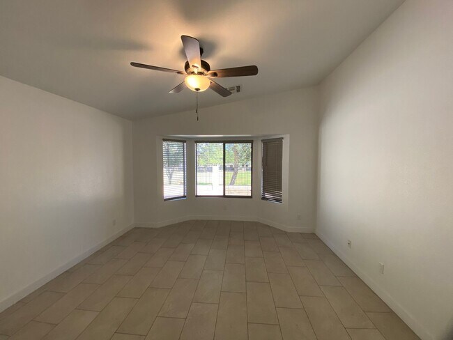 Building Photo - Renovated Super Sharp 3 bedroom, 2 bathroo...
