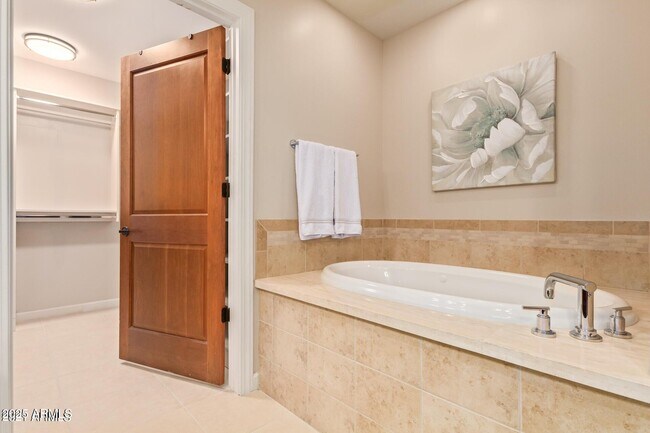 Building Photo - 4909 N Woodmere Fairway