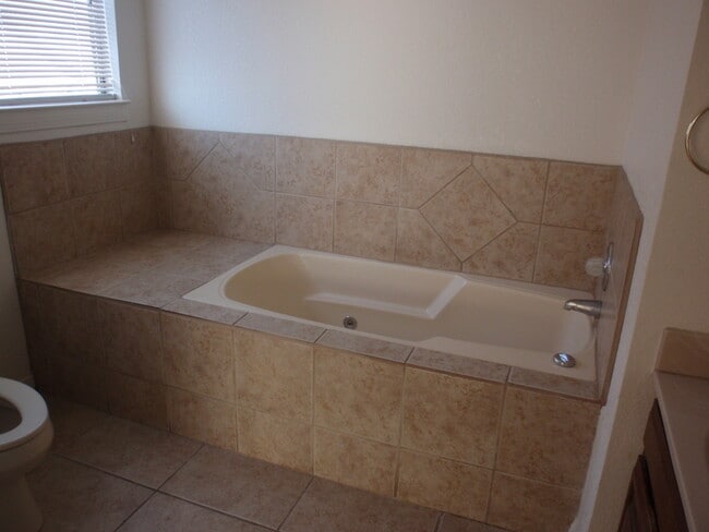 Building Photo - COMING SOON: Three Bedroom Home for Rent