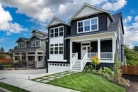 Building Photo - Gorgeous 4 Bed/3.5 Bath with Beautiful Fin...
