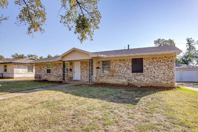Building Photo - Cozy 2-Bed Duplex Available for Immediate ...