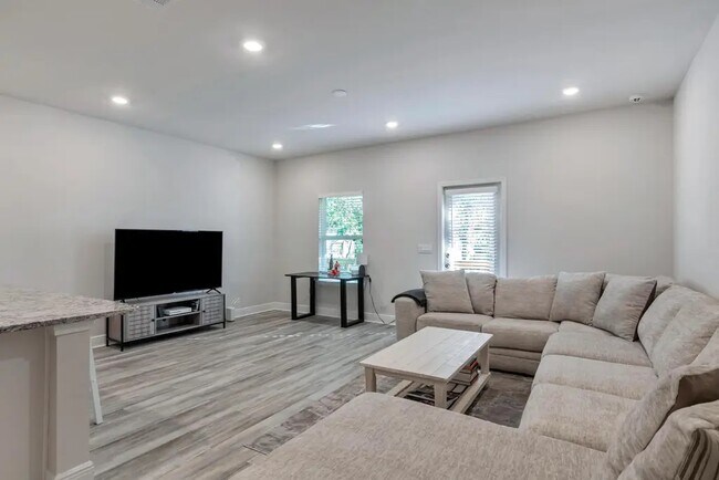 Building Photo - 1020 McLaren Cir