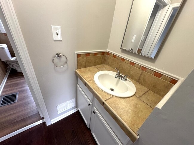 Building Photo - Near Eastside 3 Bedroom 1 Bath