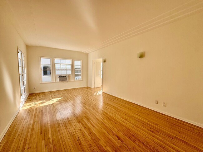Building Photo - Sun-Filled 2-bed 1-bath Second Floor short...