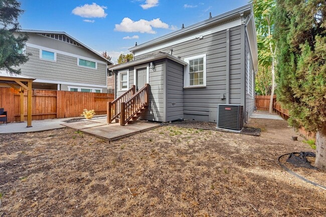 Building Photo - Fully Updated 2BR/2BA Victorian with Priva...