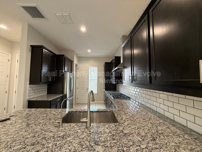 Building Photo - 5118 E Anderson Dr