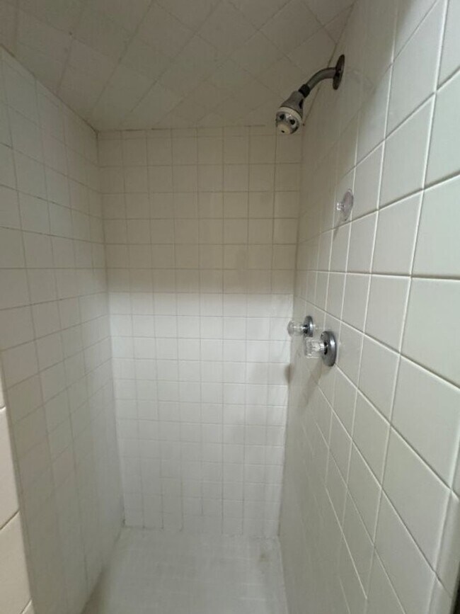 Building Photo - 4-bedroom garage conversion, cute and clea...