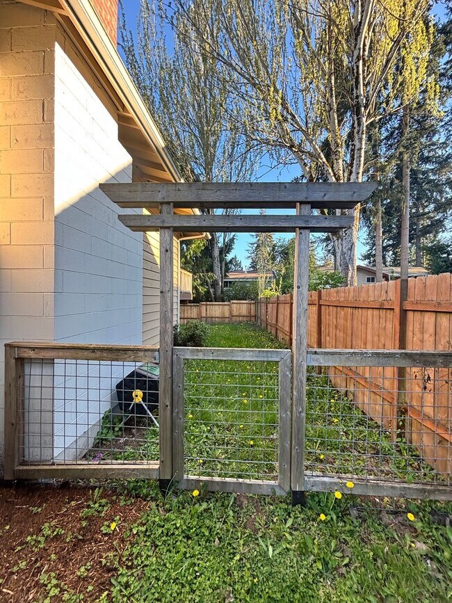Building Photo - Gorgeous 4-Bd House | Huge Deck, Huge Fenced Yard, & Bonus Room!
