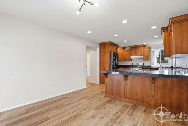 Building Photo - 13801 NE 40th St