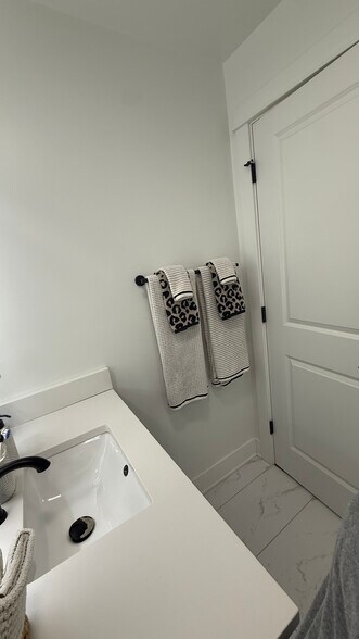 Building Photo - 2175 N Maplewood Ave