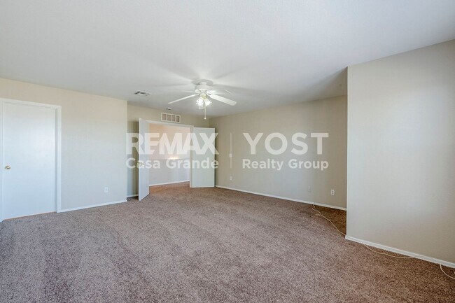 Building Photo - Spacious Living in SK Ranch!