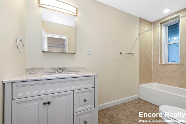 Building Photo - 46 Brackett St