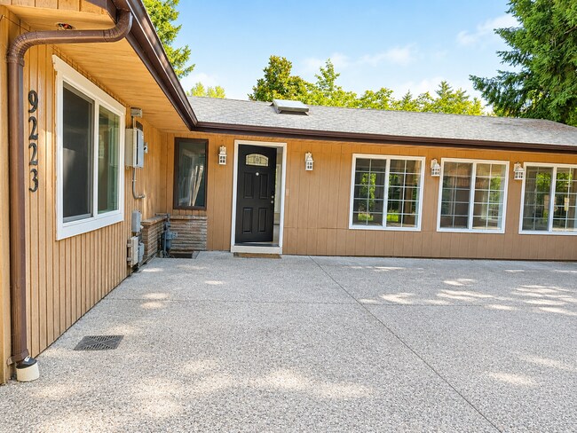 Building Photo - Beautifully Remodeled Home in Prime Kirkland Location | Designer Finishes | Spacious Layout | Top...