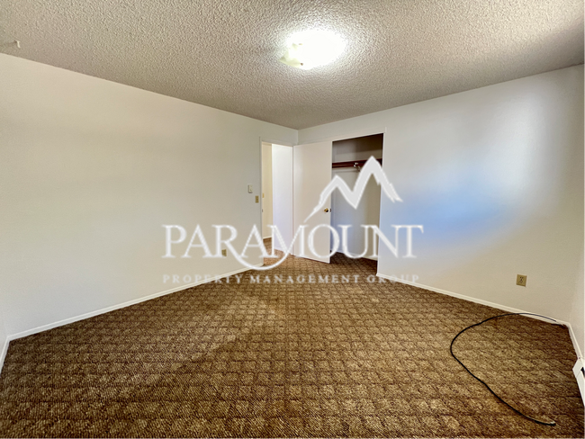 Building Photo - Charming 2-Bedroom Duplex with Garage!