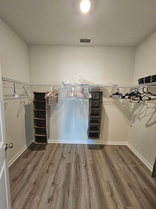 Building Photo - Gorgeous Goose Creek Home!