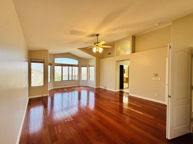 Building Photo - 672 W Raven Dr