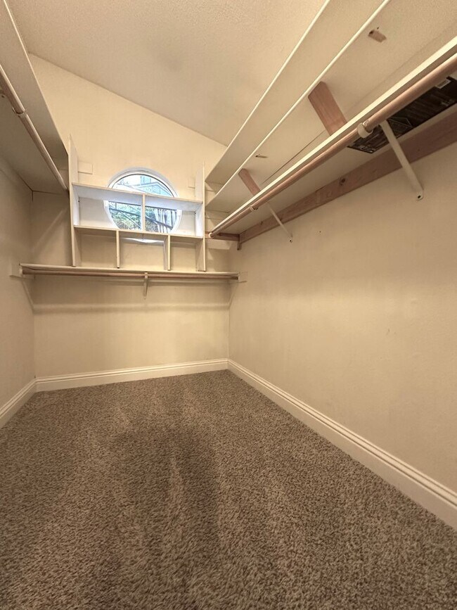 Building Photo - Gorgeous 4 Bed, 2 Bath in Shadow Lakes with SOLAR!