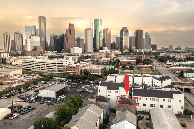 Building Photo - 1403 Dart St