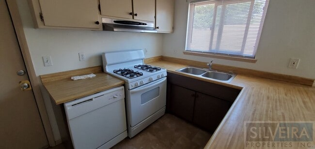 Building Photo - A Comfortable Home awaits the right Tenant!