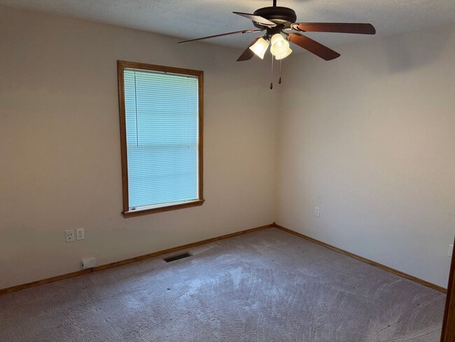 Building Photo - BEAUTIFUL 3 bedroom | 2 bathroom | 3 Car G...