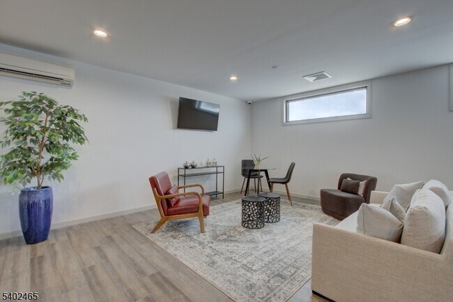 Building Photo - 272 Willow Ave