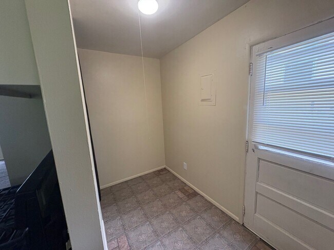 Building Photo - 3 Bedroom Ranch In Meadowdale