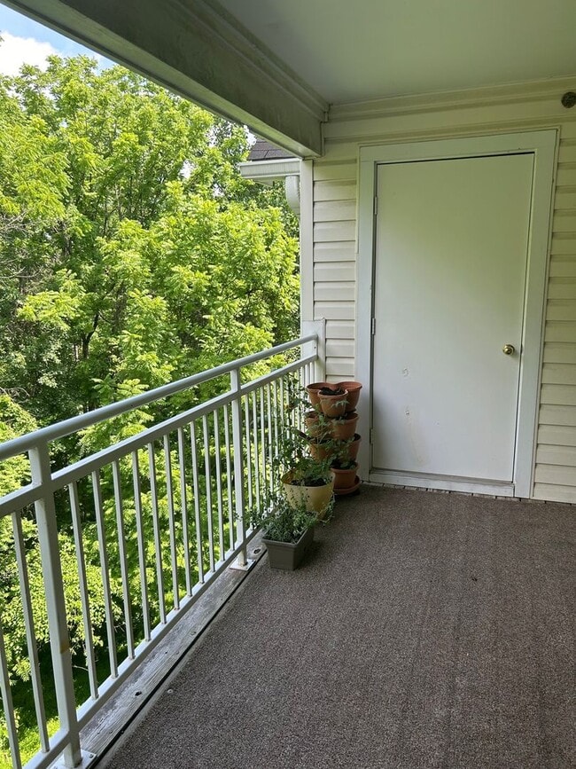 Building Photo - 2 Bedroom Condominium in Sought After Comm...