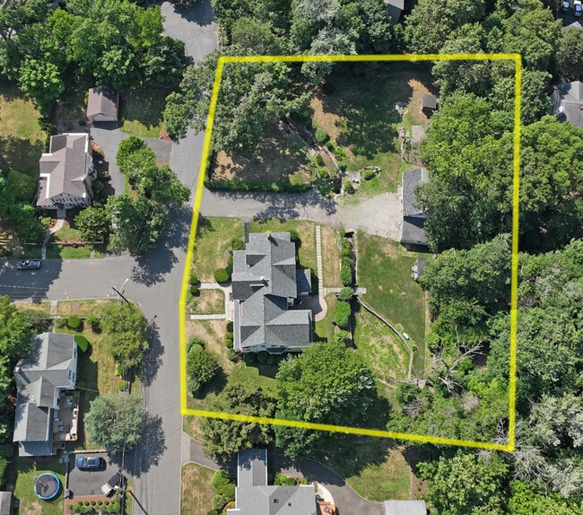 Building Photo - 62 Elm St