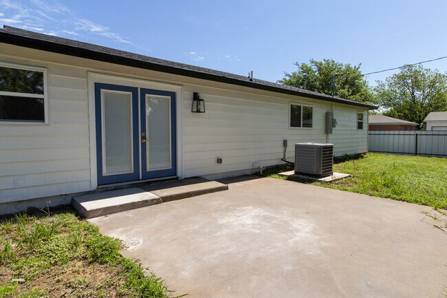 Building Photo - 1310 Eleanor St