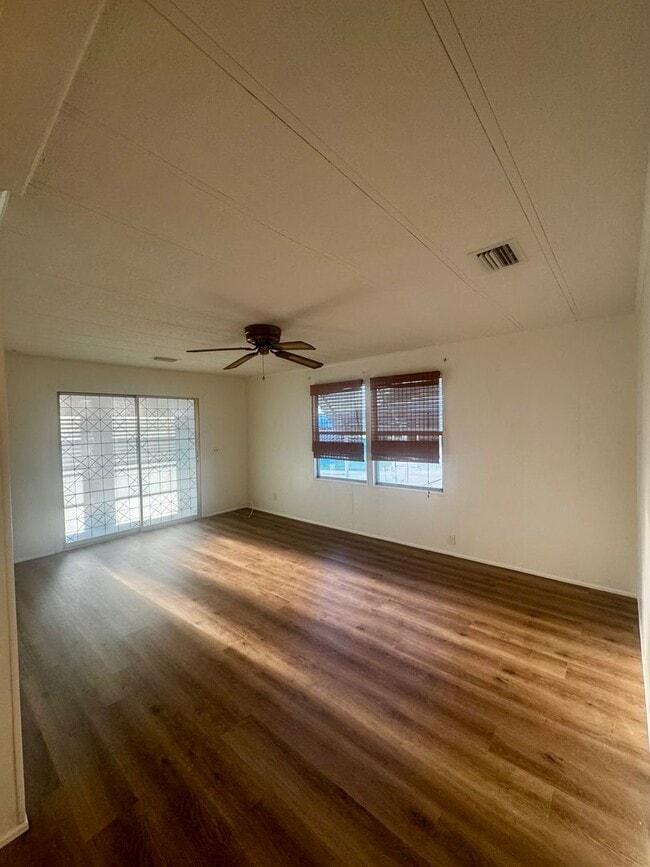 Building Photo - Welcome to your Florida retirement dream in desirable Hollywood Estates.