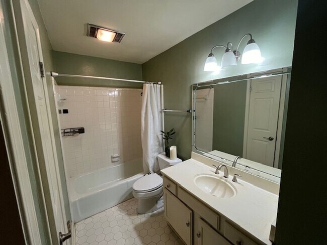 Building Photo - Elegant Colonial Style 2 Bedroom 2 and a half Bathroom Townhome in Little Rock