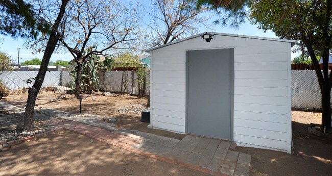 Building Photo - 5044 E Adams St