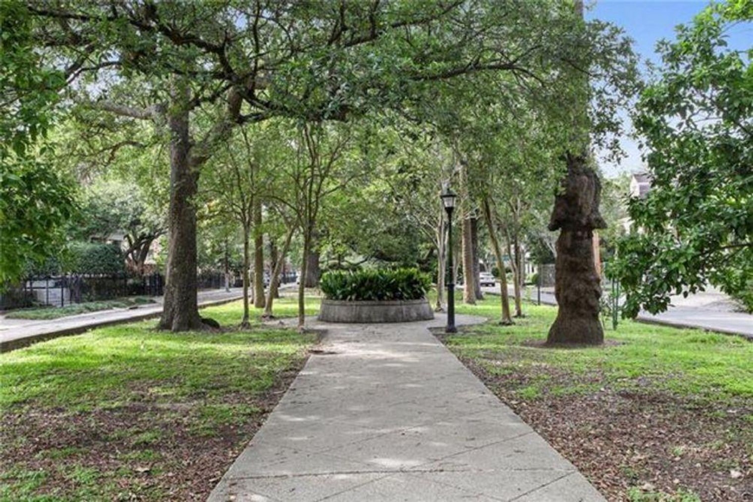 Building Photo - 201 Magazine St