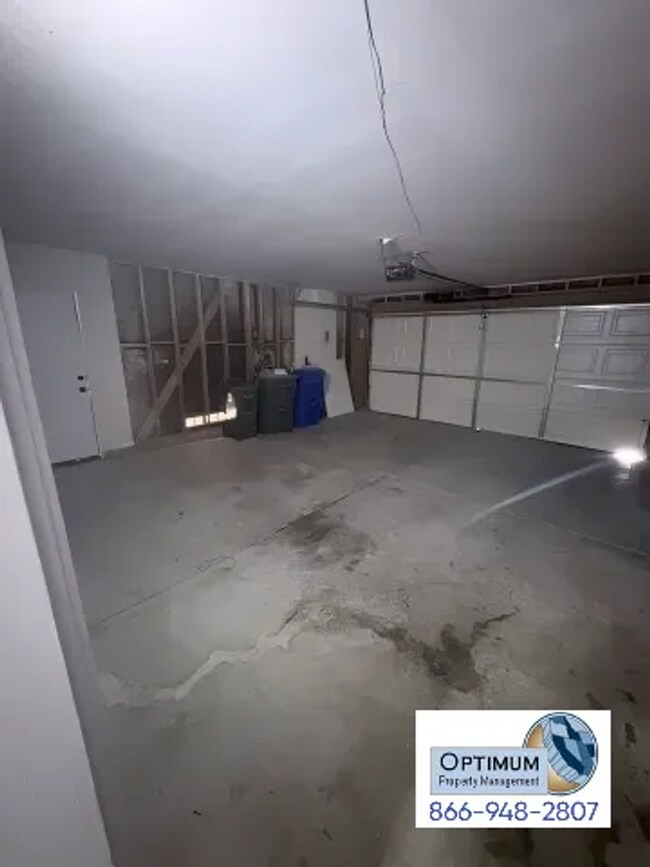 Building Photo - Spacious 4-Bedroom Home with Elegant Finishes & Convenient Location