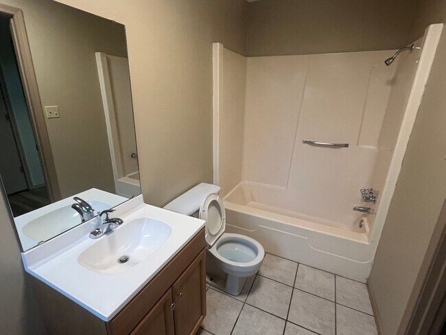 Building Photo - 702-708 E 11th ST