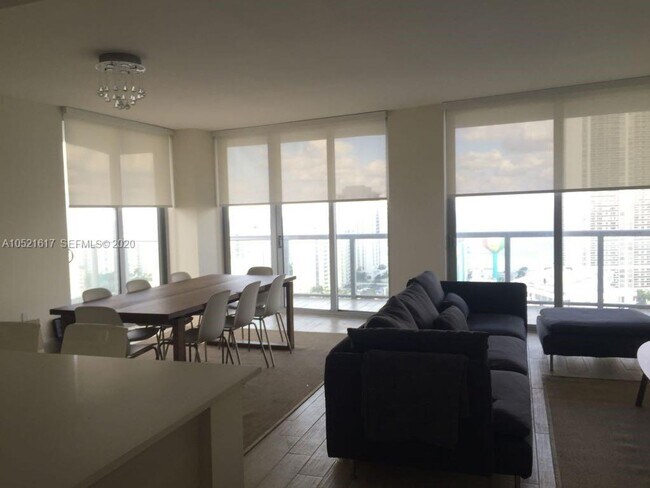 Building Photo - 2600 E Hallandale Beach Blvd