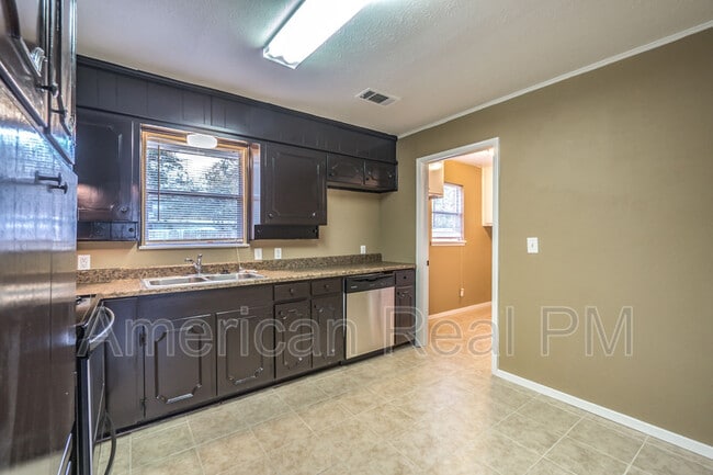 Building Photo - 1954 Mims St