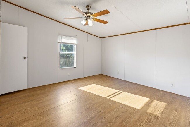 Building Photo - 182 Carmen Blvd