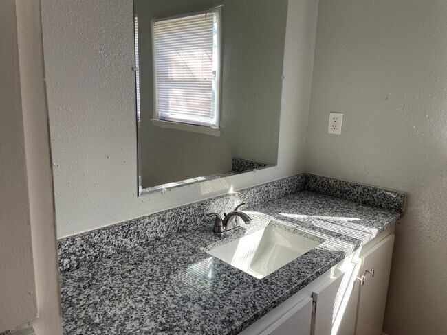 Building Photo - Cozy Home with good yard