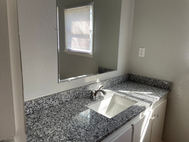 Building Photo - Move in SPECIAL! $995/month