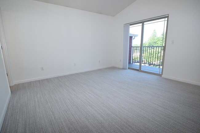 Building Photo - 207 SE Harlow Ave