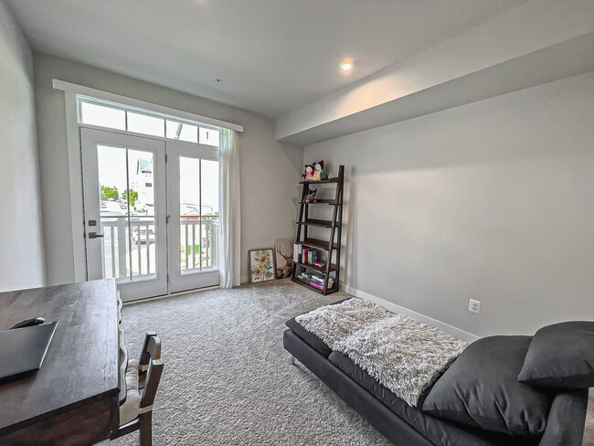 Building Photo - Luxury 3 Bedroom 2.5 Bathroom Brick Townho...