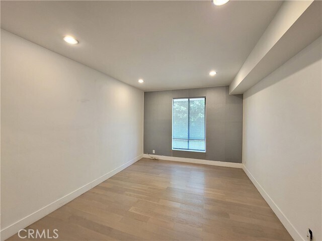 Building Photo - 450 N Oakhurst Dr