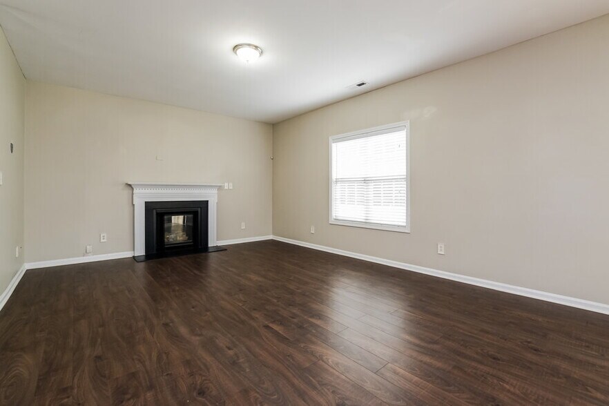 Building Photo - 610 Crosstie St