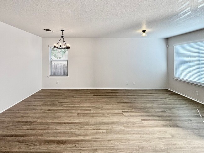 Building Photo - Spacious 4 bed 2.5 bath two-story home!