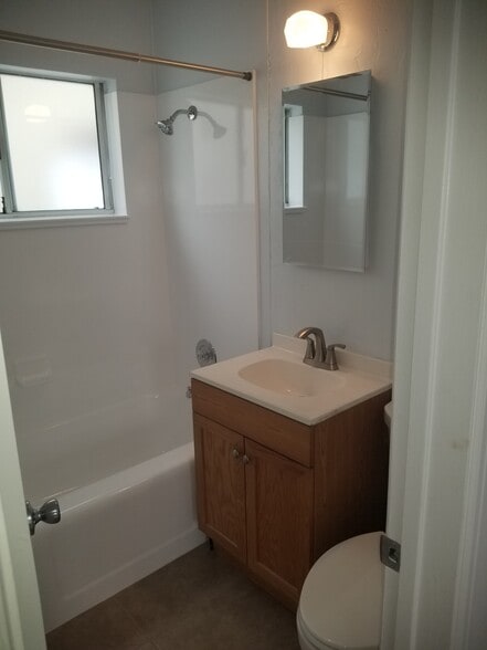 bathroom - 823 San Fernando Pl