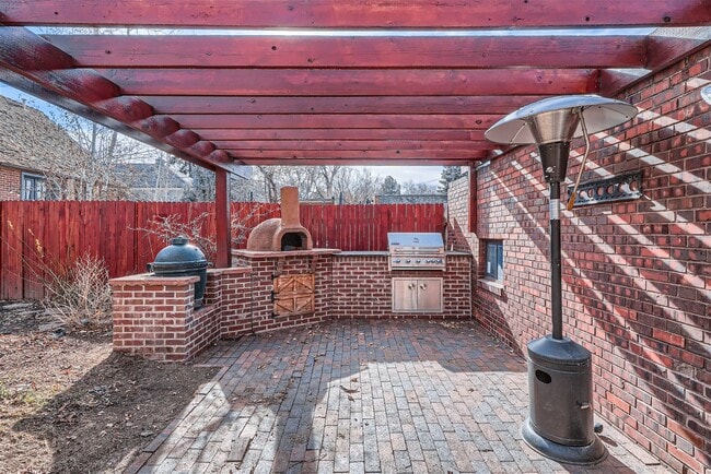 Building Photo - 695 Ash St.