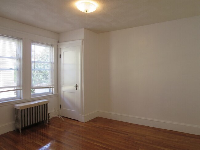 Building Photo - 24 Colonial Ave